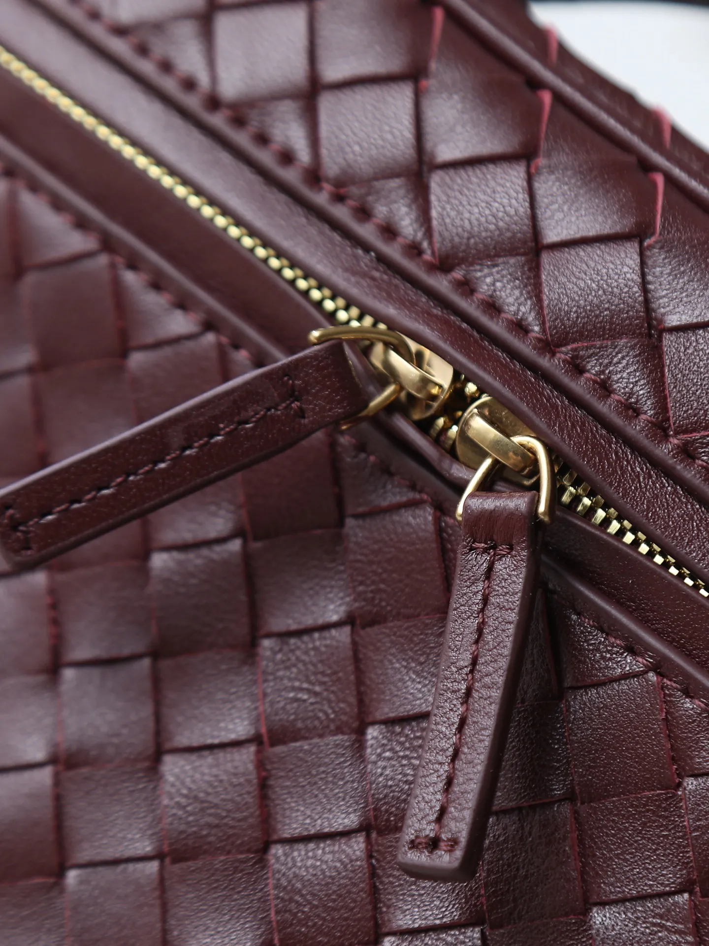 800. BOTTEGA VENETA2025 new women's small Soft Vanity bag adopts the classic Intrecciato weaving technique, inheriting the classics. The ring buckle design 😎 The light metal chain gives you a high-end sense of matching. The chain is removable, so you can wear it as a small bag ~ An elegant small bag that is perfect for participating in events. The overall body of the bag is as soft as marshmallow and can be easily kneaded, showing the strong toughness and high-end feel of the leather. The touch of sheepskin is so amazing. It is so healing when pinched! I have absolutely no resistance to small bags! ! ! Style number: 843800 Size: 19*14*3cm